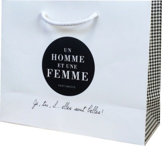 Un sac papier luxe noir et blanc pour la parfumerie Un Homme et Une Femme